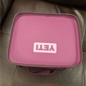 YETI Purple 5L lunchbox euc